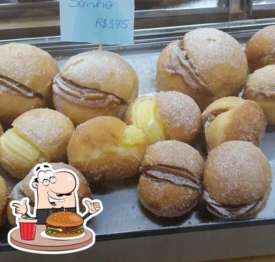 Deguste um dos hambúrgueres disponíveis no Paradouro Rosinha BR-386