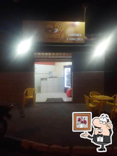 Sente em uma das mesas no BEEFBURGER