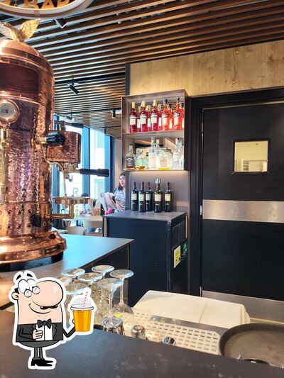 Goditi qualcosa da bere al pub & bar Panella - Fiumicino Curbside