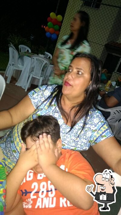 Sente em uma das mesas no Donatário