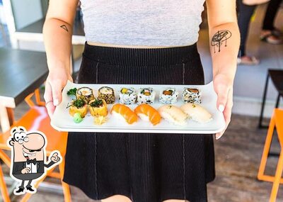 Sente em uma das mesas no Koni - Restaurante de Comida Japonesa