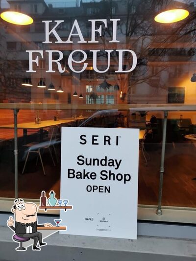 Siediti a un tavolo di SERI Bakery