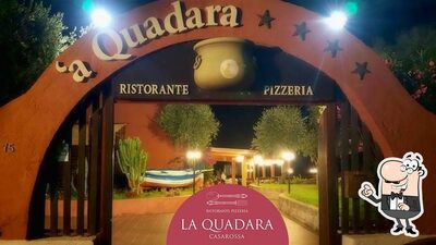 Puoi goderti l'aria fresca da seduto all'esterno di Ristorante La Quadara