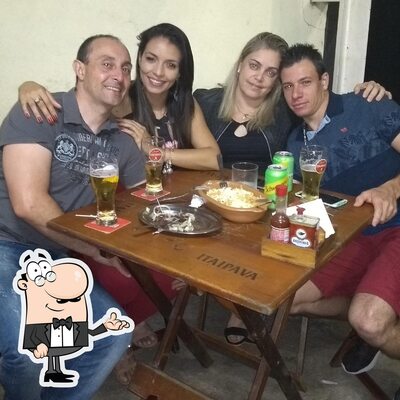 Sente em uma das mesas no Iluminados do Grau