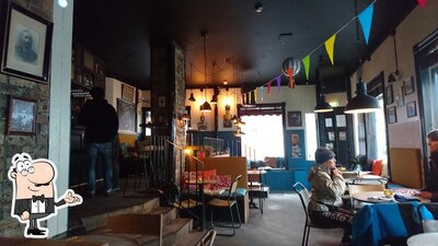 Installez-vous à l'une des tables de 22 Bar