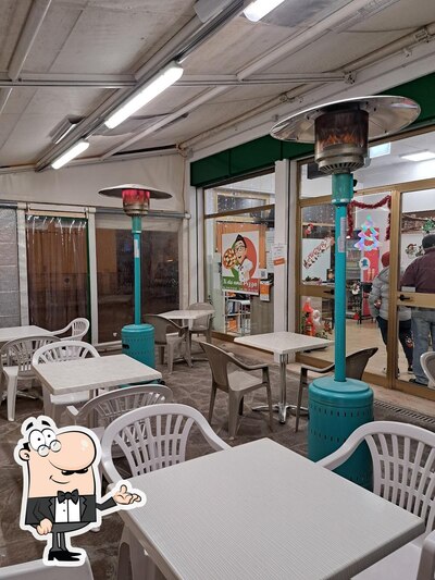 Installez-vous à l'une des tables de Ti do una pizza
