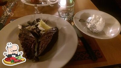 Piatti di carne vengono serviti al ristorante con griglia La Mucca Argentina