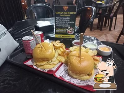 Experimente um dos hambúrgueres oferecidos no Super Burguer