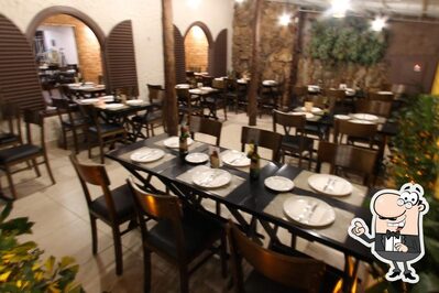 Sente em uma das mesas no Beneditta Cozinha e Bar