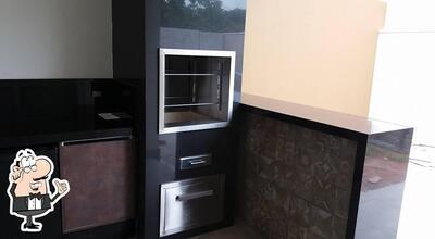 Sente em uma das mesas no Innova Grill
