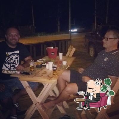 Sente em uma das mesas no Doze85 RestoPub