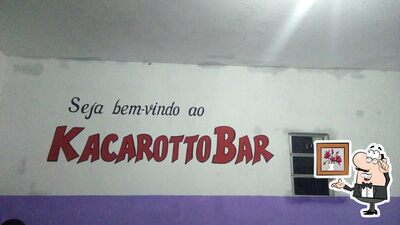 Sente em uma das mesas no Kacarotto Bar