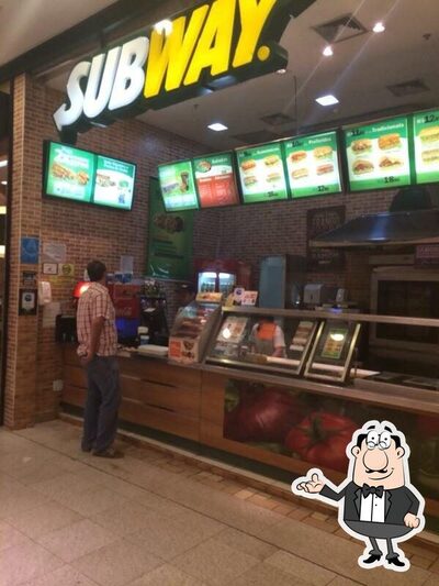 Sente em uma das mesas no Subway