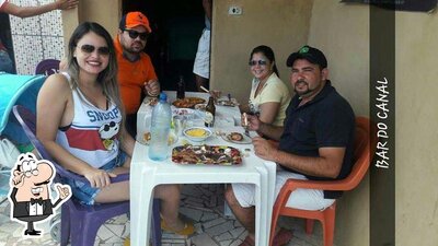 Sente em uma das mesas no Bar do Canal