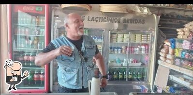 Sente em uma das mesas no Mercearia Santa Marta