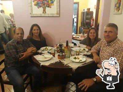 Sente em uma das mesas no Pizzaria Beijo da Lua