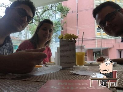 Sente em uma das mesas no Bistrô Passeio