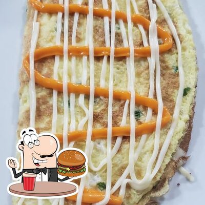 Delicie-se com um hambúrguer no Macarrão e omelete do Giba