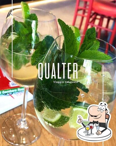 Qualter serve un'ampia varietà di cocktail e drink alcolici