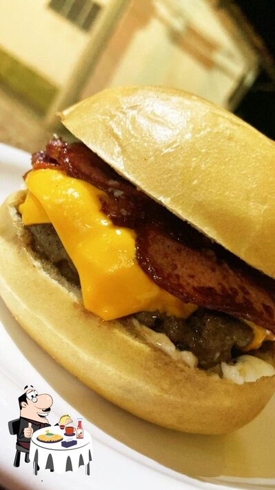 Deguste um dos hambúrgueres disponíveis no Quebrada burguer jp2