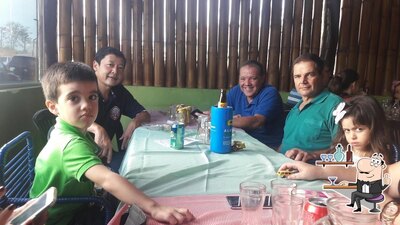 Sente em uma das mesas no Restaurante Porco no tacho Taquari