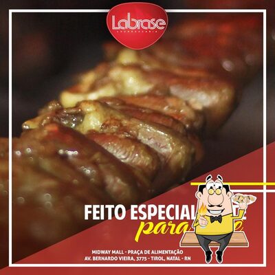 Peça diversos pratos de frutos do mar oferecidos no Labrase