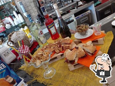 Siediti a un tavolo di Caffè Serena-Via Don Minzoni