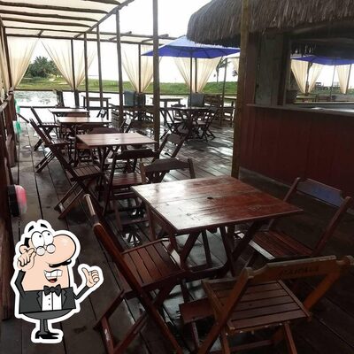 Sente em uma das mesas no Cabana da lagoa