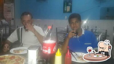Comida em Pizzaria Central