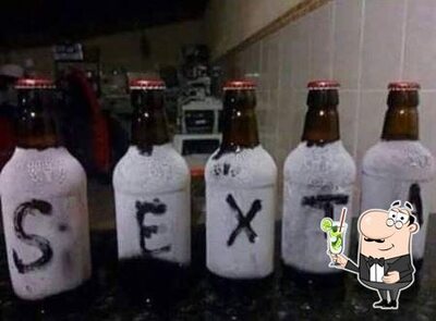 Desfrute de um drinque no Adega 011