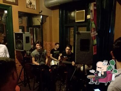 Dai un'occhiata agli interni di Caffe Bar Dobar Zvuk