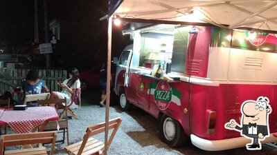 Sente em uma das mesas no Pizza Raupp