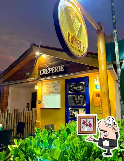 Sente em uma das mesas no Crêperie PF
