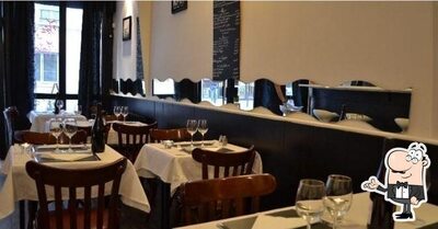 Installez-vous à l'une des tables de Papille