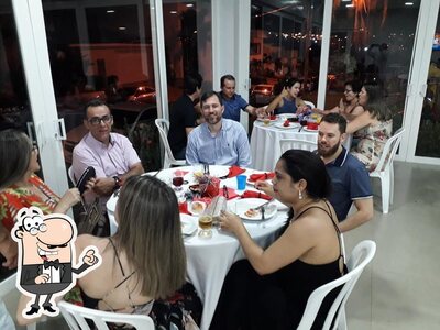 Sente em uma das mesas no Divina Massa