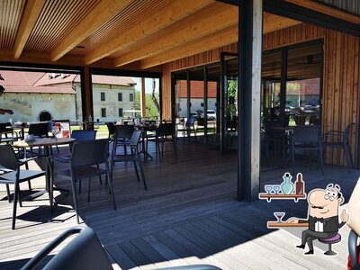 Siediti a un tavolo di Golf Grad Otočec