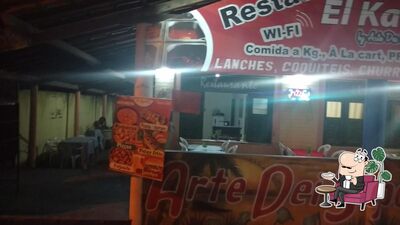 Sente em uma das mesas no Pizzaria e Restaurante El Kanah