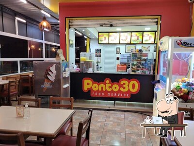 Sente em uma das mesas no Ponto 30 Food Service