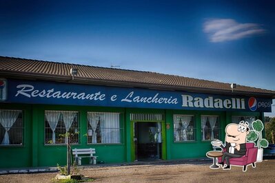 Sente em uma das mesas no Restaurante e Lancheria Radaelli