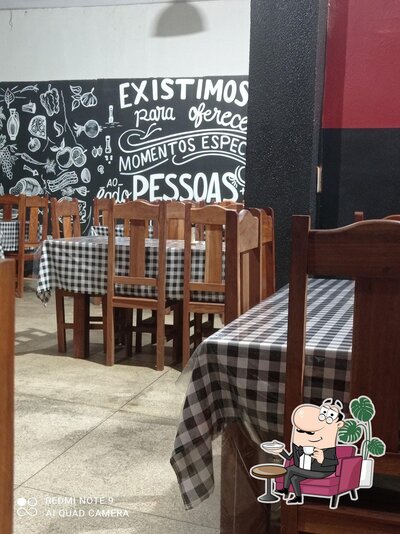 Sente em uma das mesas no Bon Appétit - Pizzaria