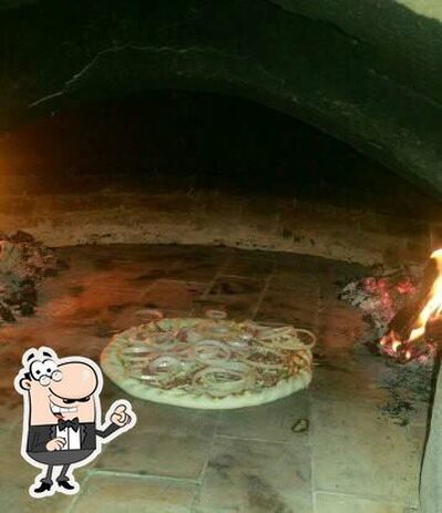 Sente em uma das mesas no Disk Pizza Rici