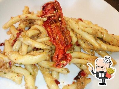 Prova a prendere un piatto di chips con vari tipi di salsine