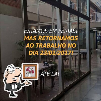 Sente em uma das mesas no Gasteiz Vitória Universidade
