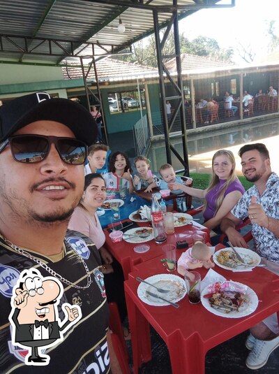 Sente em uma das mesas no Pesqueiro Tambaqui