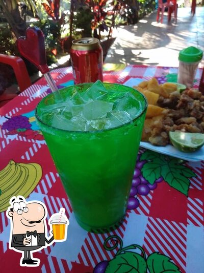 Desfrute de um drinque no Lanchonete Tropical