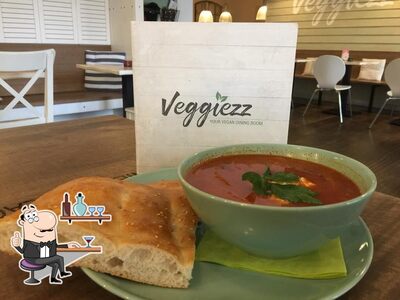 Installez-vous à l'une des tables de Veggiezz
