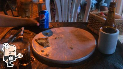 Sente em uma das mesas no Canoa Pizza