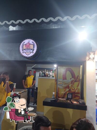Sente em uma das mesas no BOTECO DO BODE