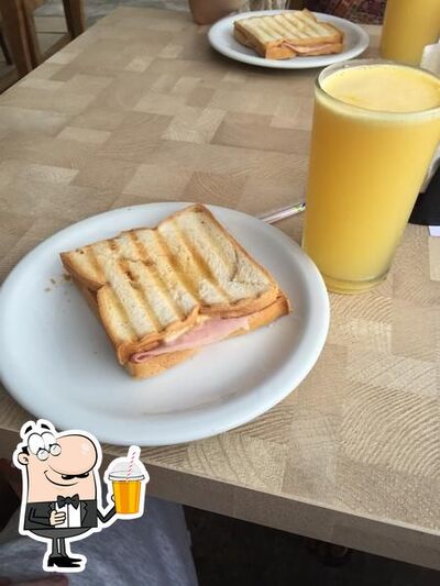 Café na mesa offerece uma seleção de bebidas