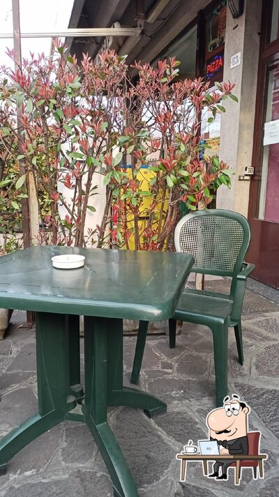 Siediti a un tavolo di Caffetteria Paradiso